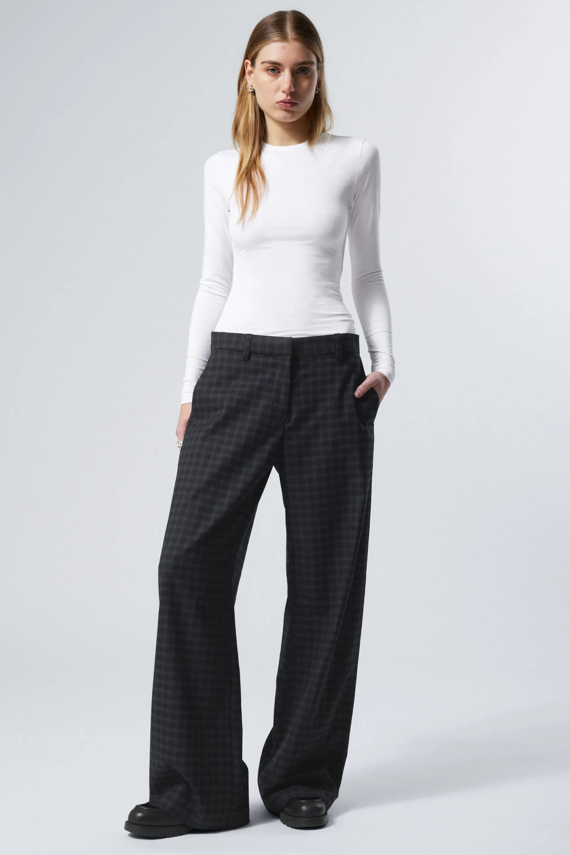 Weekday GERUITE, LOSSE PANTALON MET LAGE TAILLE>DAMES Broeken