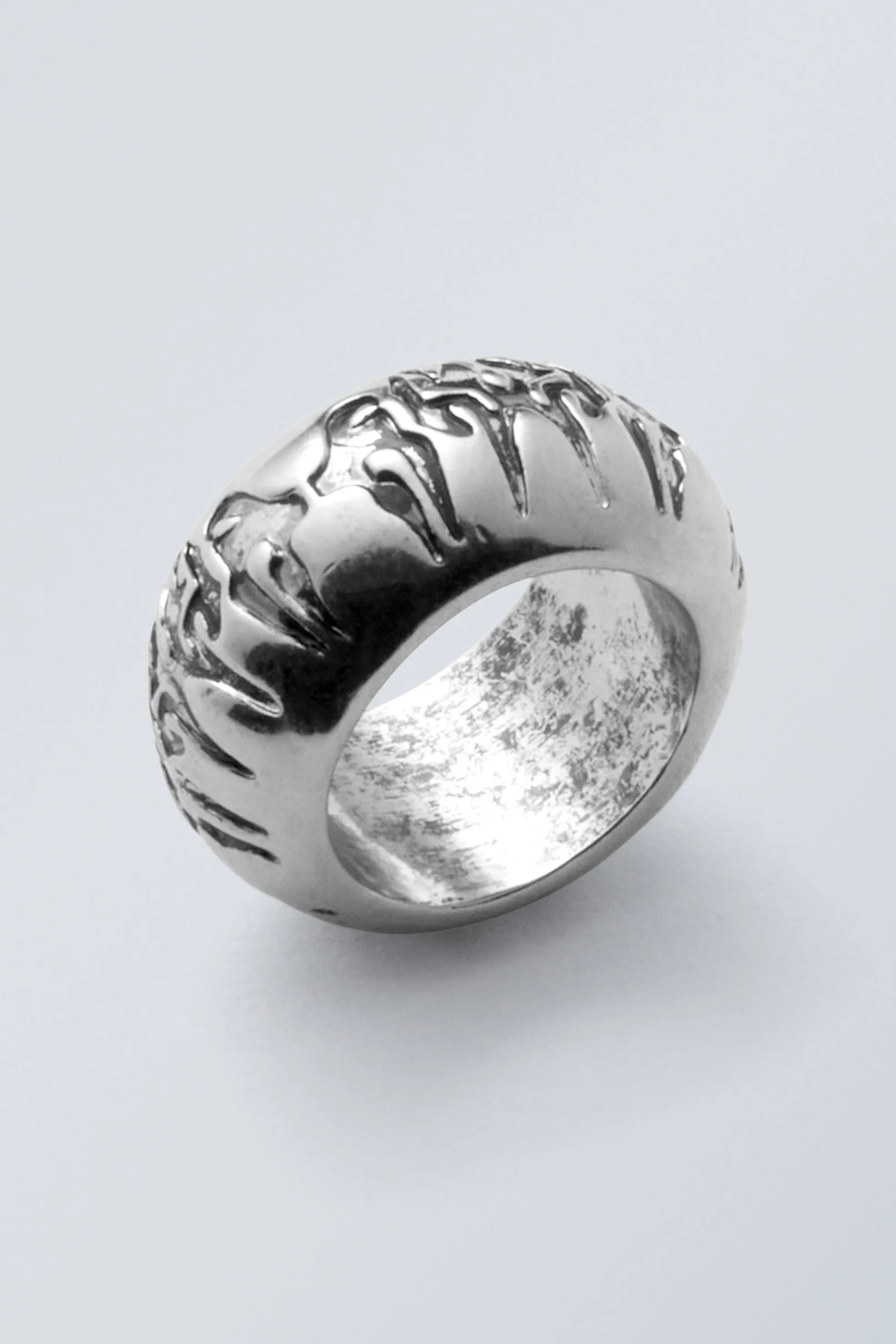 Weekday GROVE RING MET RELIËF>DAMES Sieraden