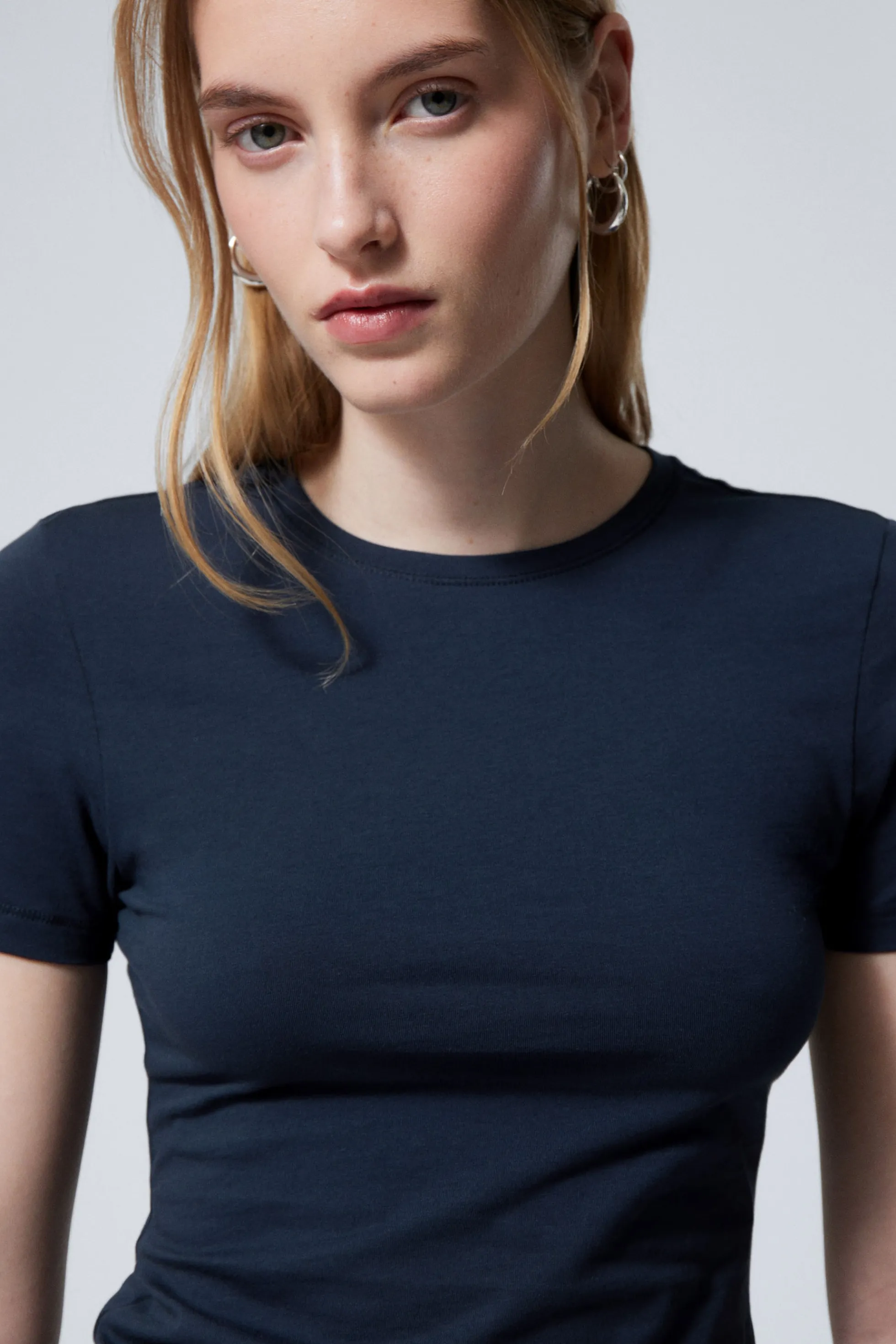 Weekday NAUWSLUITEND T-SHIRT>DAMES Basics | T-Shirts