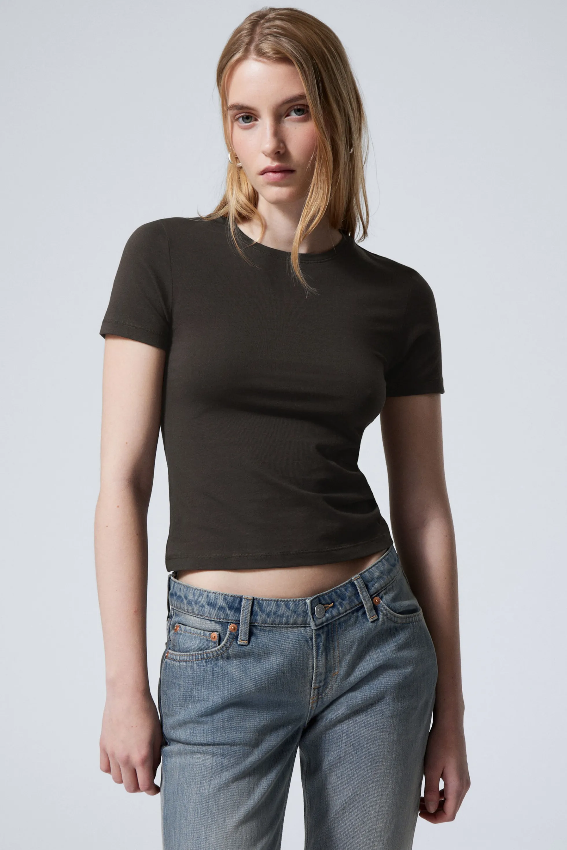 Weekday NAUWSLUITEND T-SHIRT>DAMES Basics | T-Shirts