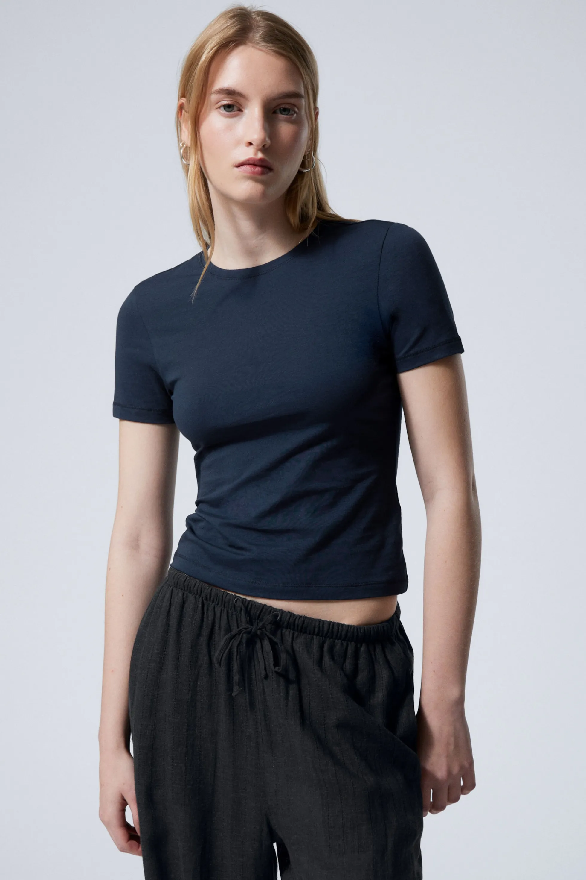 Weekday NAUWSLUITEND T-SHIRT>DAMES Basics | T-Shirts