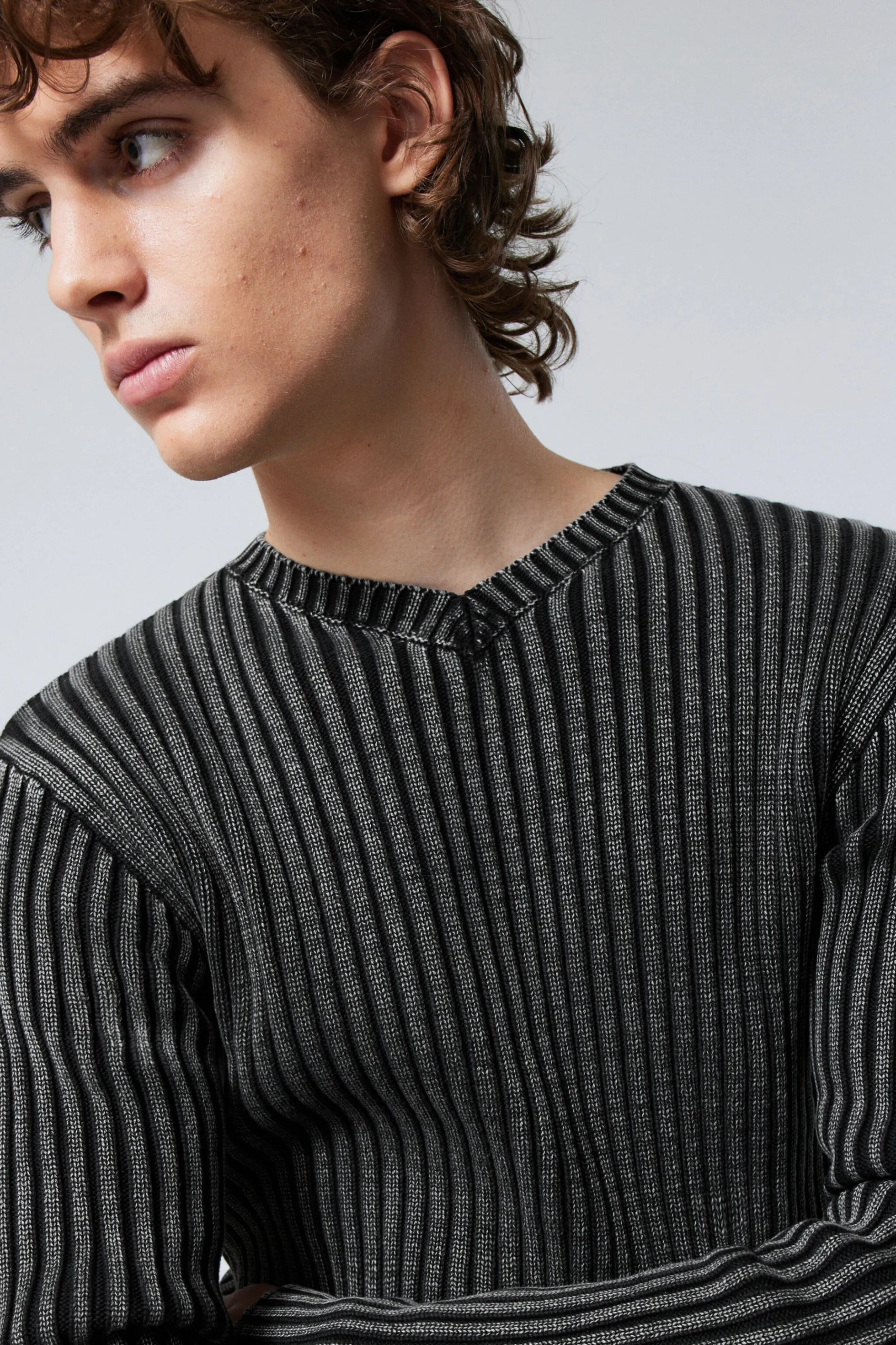 Weekday NAUWSLUITENDE GEBREIDE TRUI MET V-HALS>Heren Knitwear