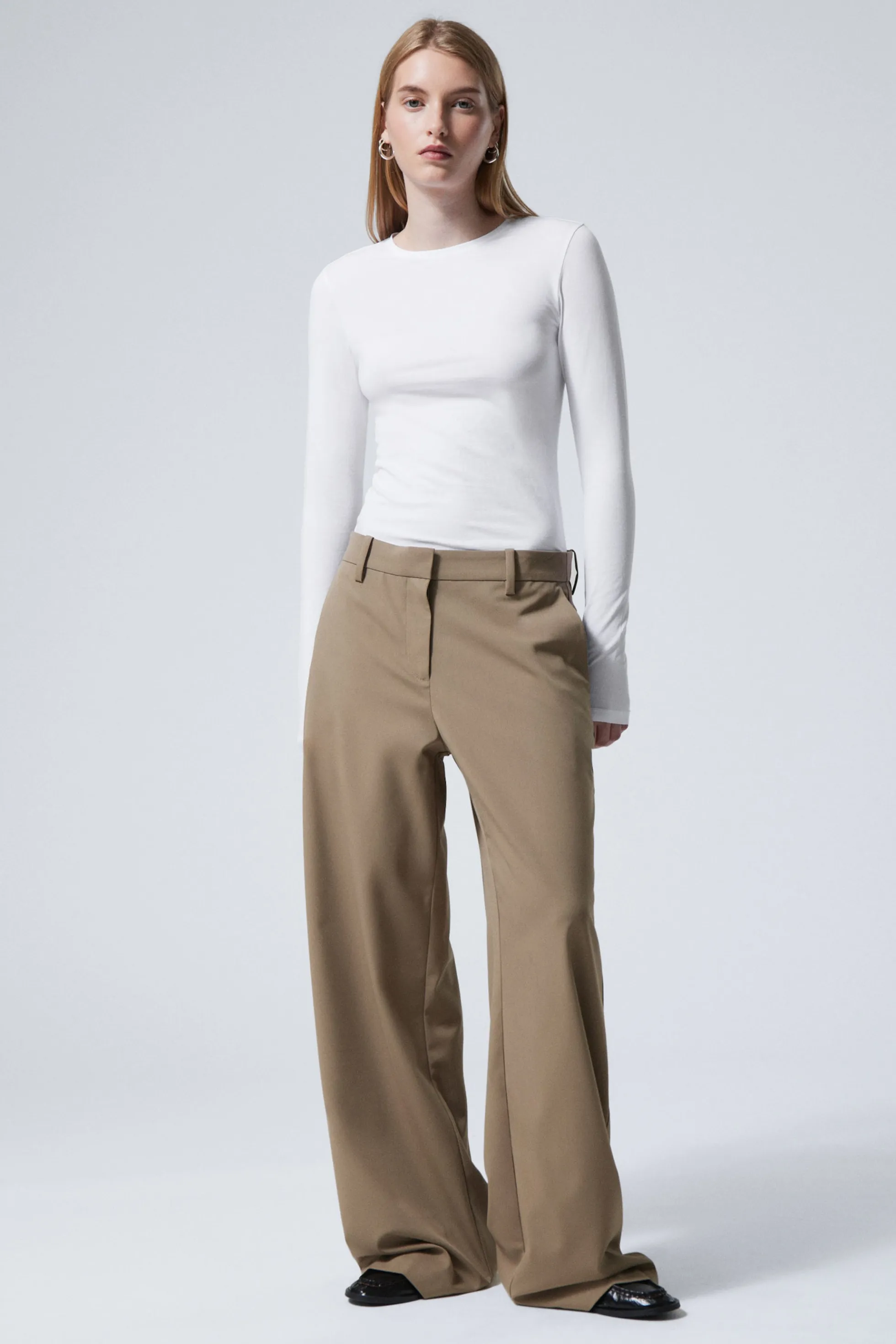Weekday PANTALON MET LAGE TAILLE IN RUIMVALLENDE PASVORM>DAMES Broeken