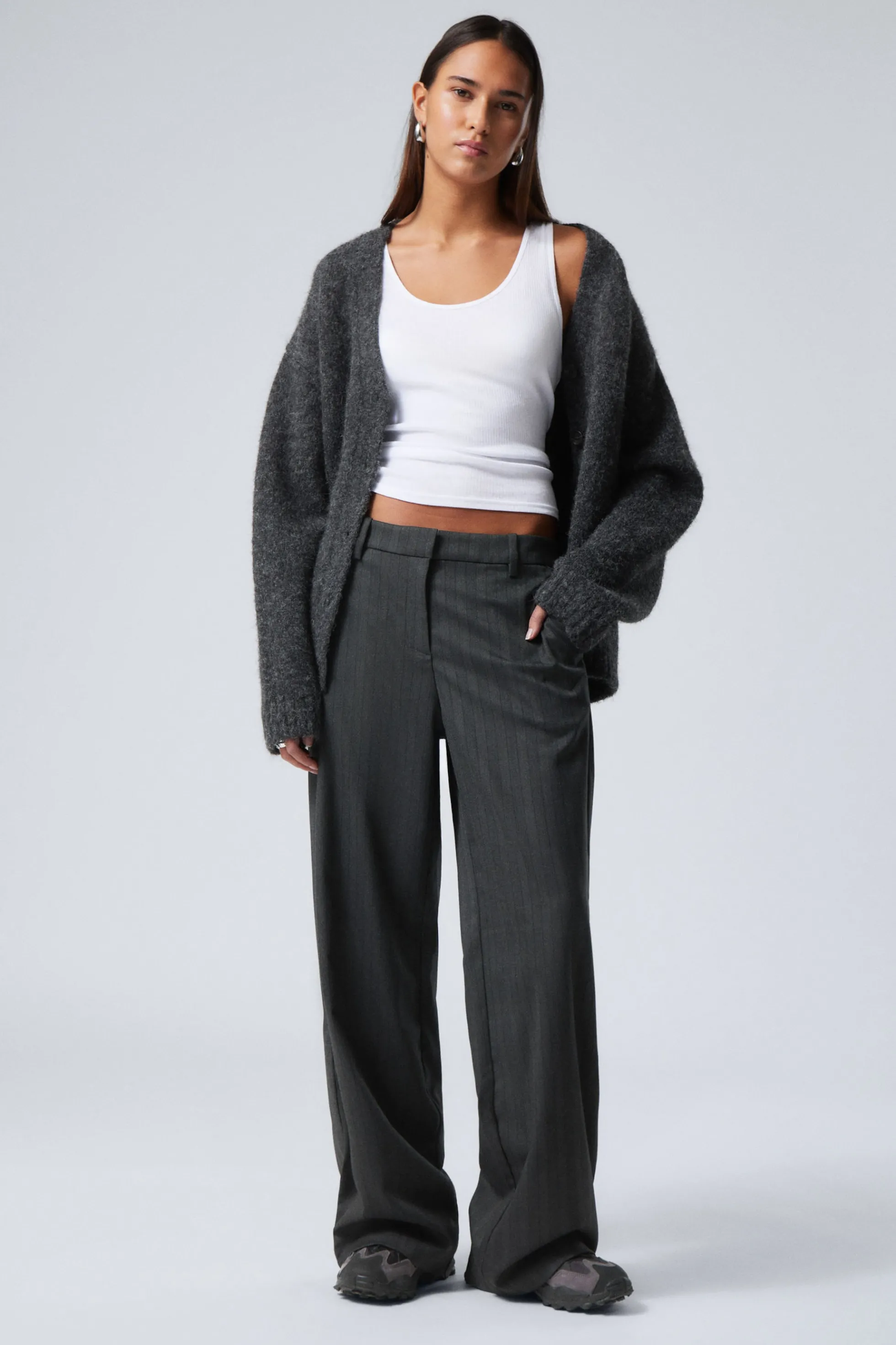 Weekday PANTALON MET LAGE TAILLE IN RUIMVALLENDE PASVORM>DAMES Broeken