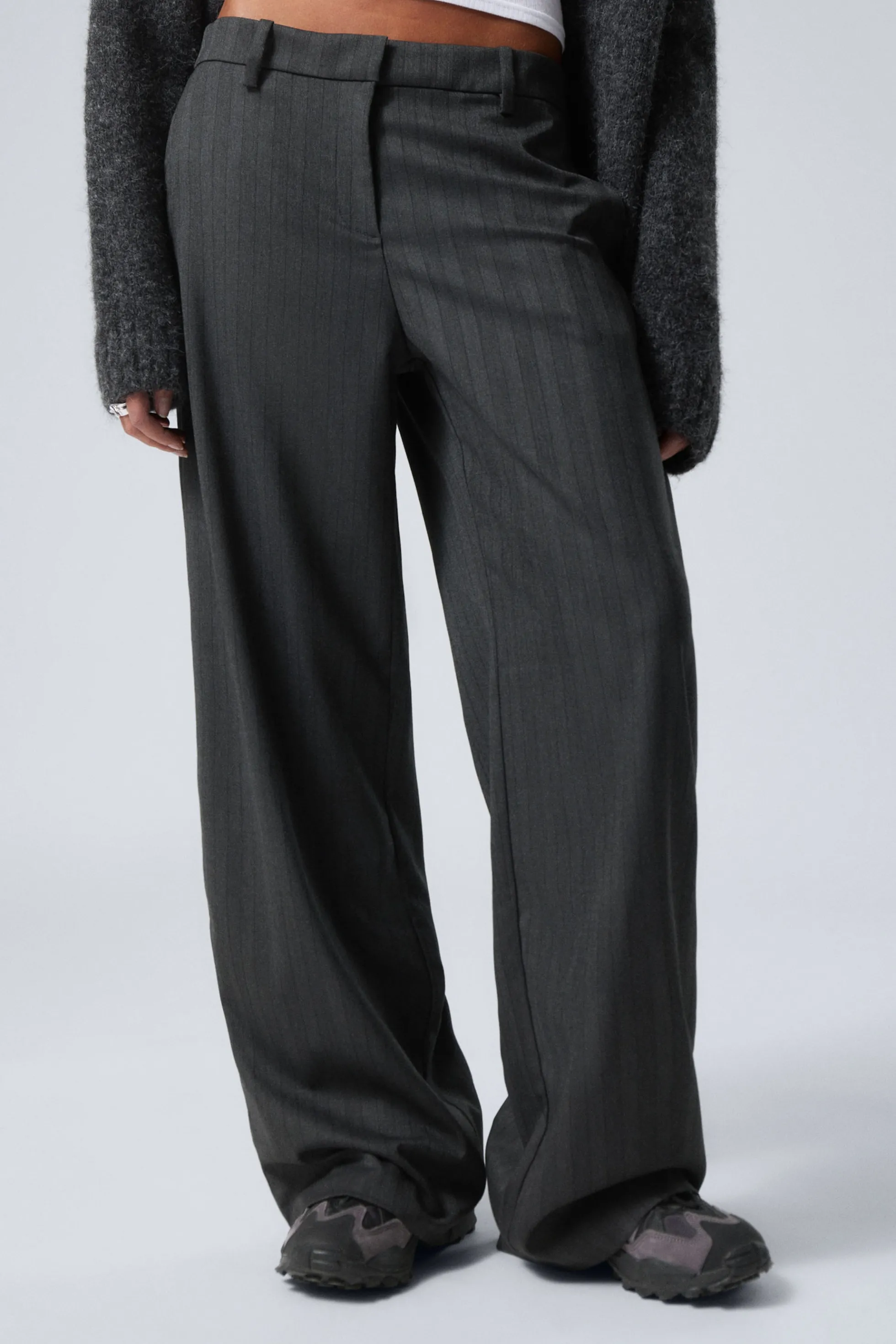 Weekday PANTALON MET LAGE TAILLE IN RUIMVALLENDE PASVORM>DAMES Broeken