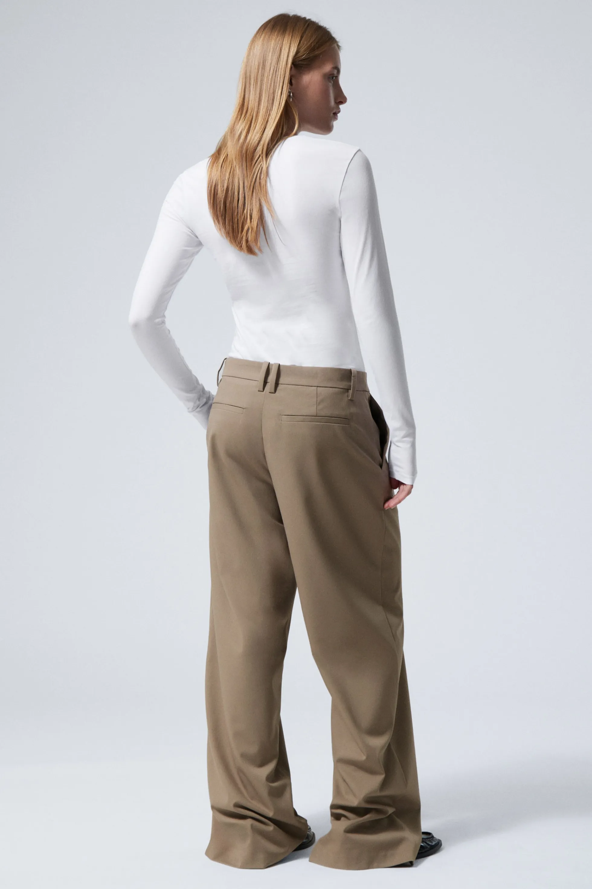Weekday PANTALON MET LAGE TAILLE IN RUIMVALLENDE PASVORM>DAMES Broeken