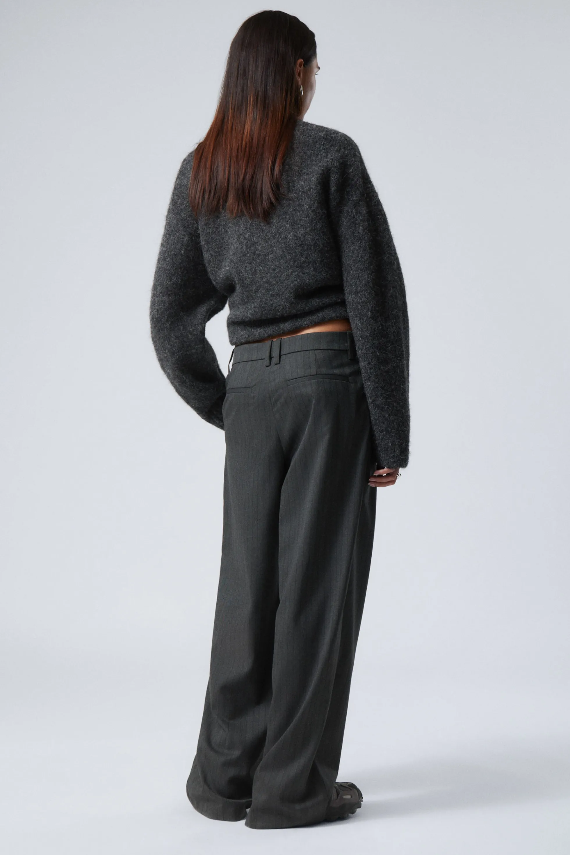 Weekday PANTALON MET LAGE TAILLE IN RUIMVALLENDE PASVORM>DAMES Broeken