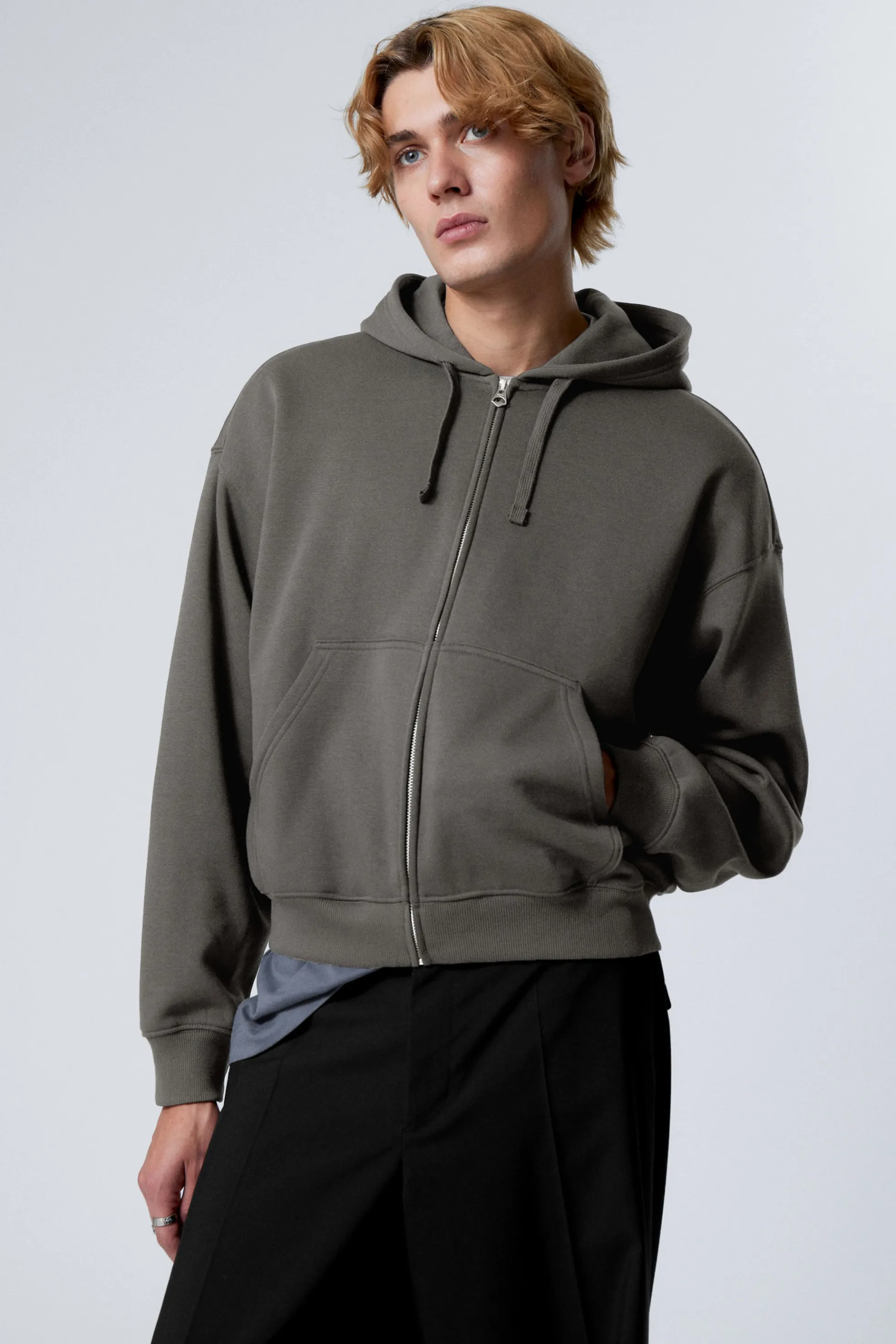 Weekday RECHTE MIDDELZWARE HOODIE MET RITS>Heren Basics | Hoodies