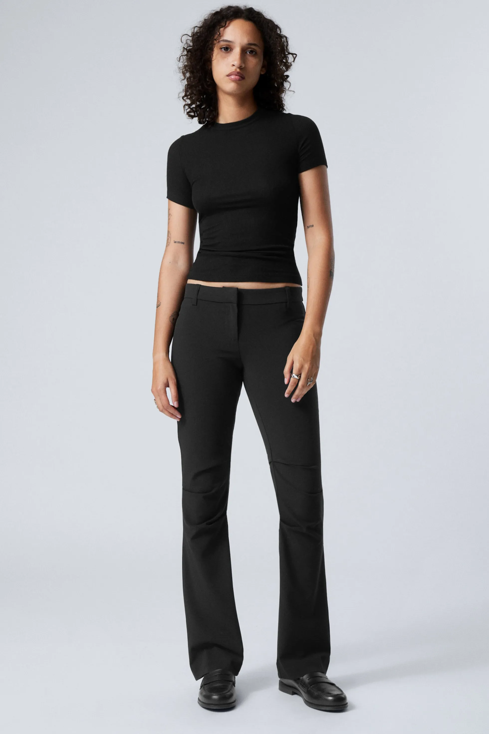 Weekday SLIM FIT FLARED BROEK MET LAGE TAILLE EN PLOOIEN>DAMES Broeken