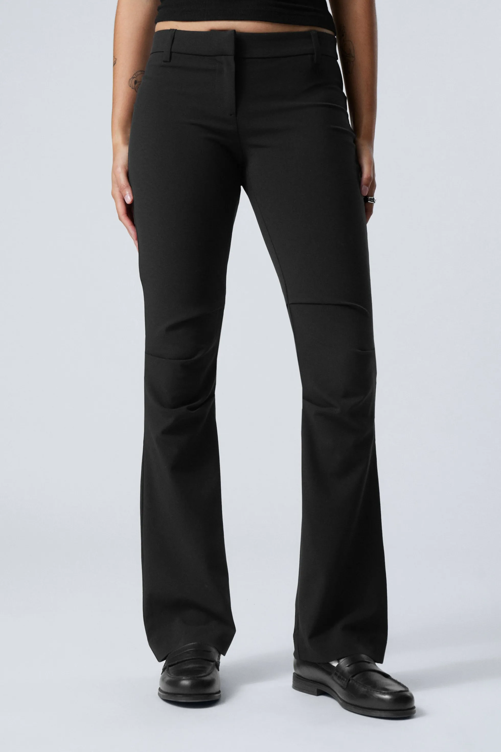 Weekday SLIM FIT FLARED BROEK MET LAGE TAILLE EN PLOOIEN>DAMES Broeken